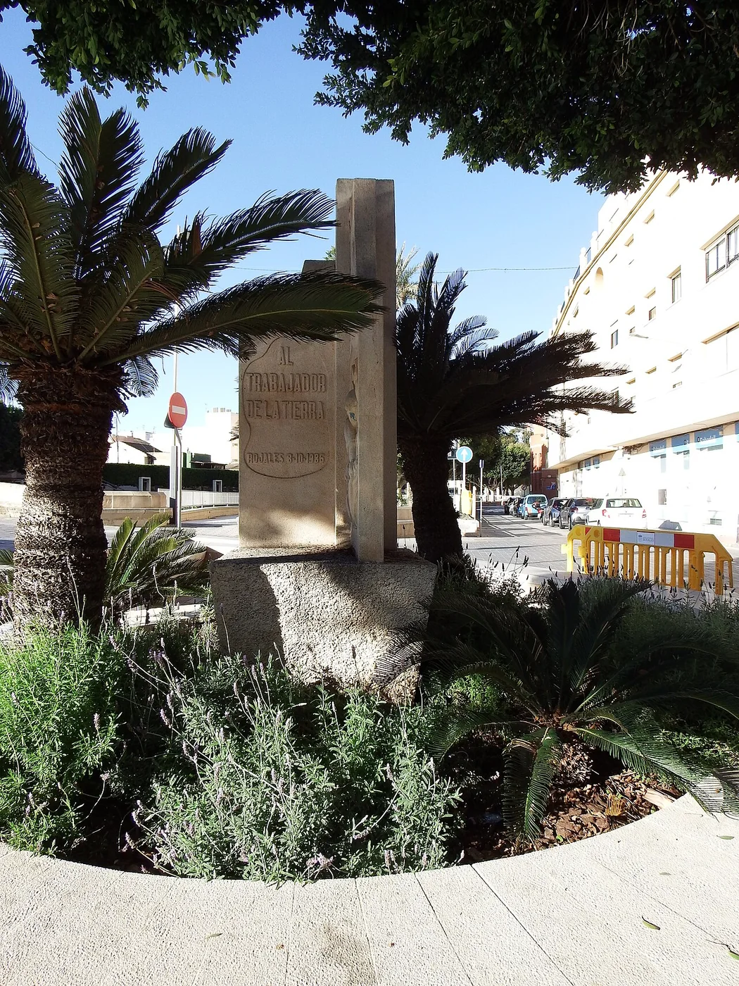 Monumento junto al río en Rojales