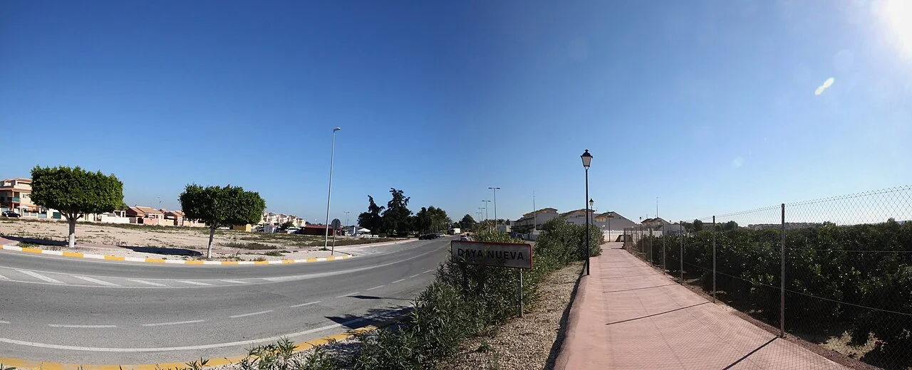 Daya Nueva 2 - Panorámica de acceso y cartel