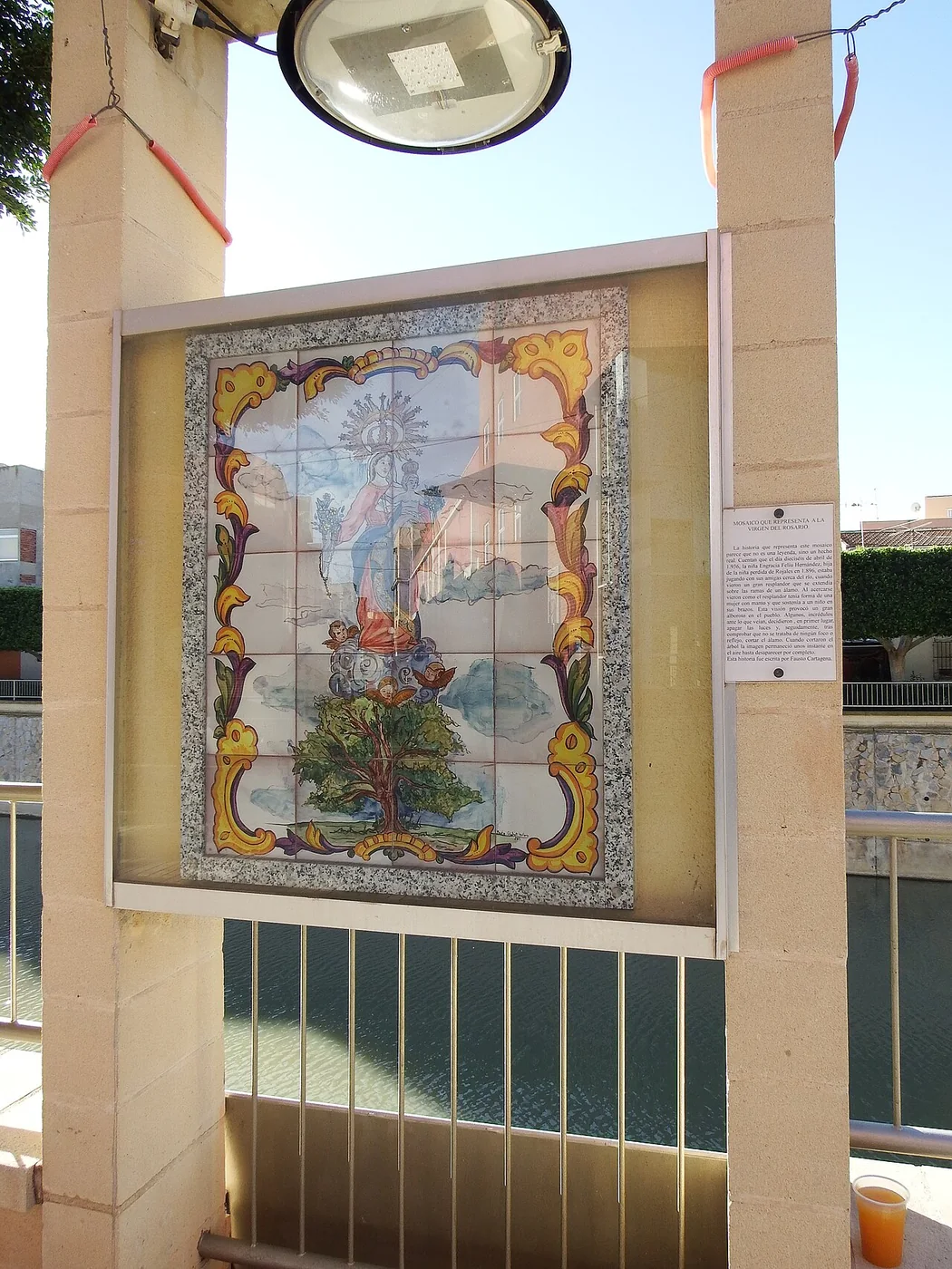 Panel cerámico junto al río en Rojales