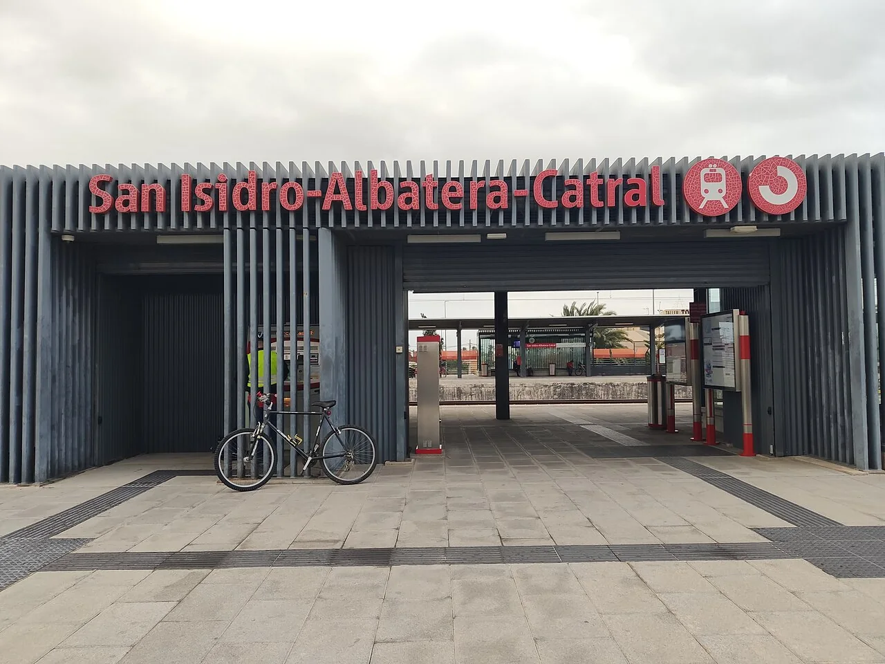 Acceso estación San Isidro-Albatera-Catral