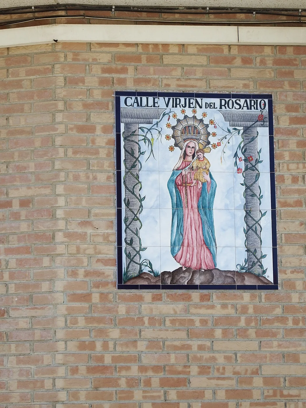 Retablo cerámico de la Virgen del Rosario en Granja de Rocamora
